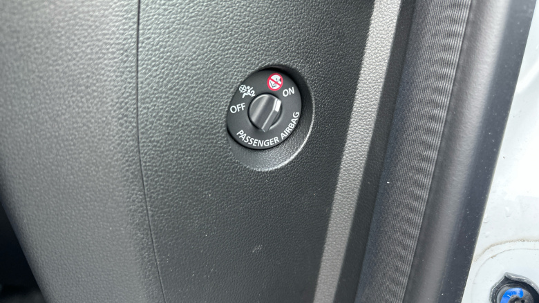 Renault Master Mwb Diesel Fwd MM35 Blue dCi 130 Advance Medium Roof Van